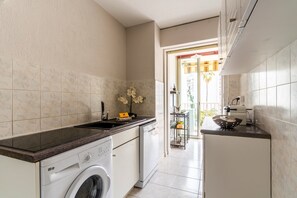 Een koelkast, een microgolfoven, een oven, een vaatwasser