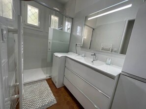 Douche, sèche-cheveux, serviettes fournies
