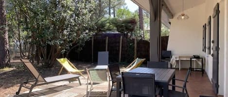 屋外ダイニングエリア