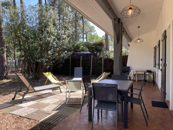 屋外ダイニングエリア