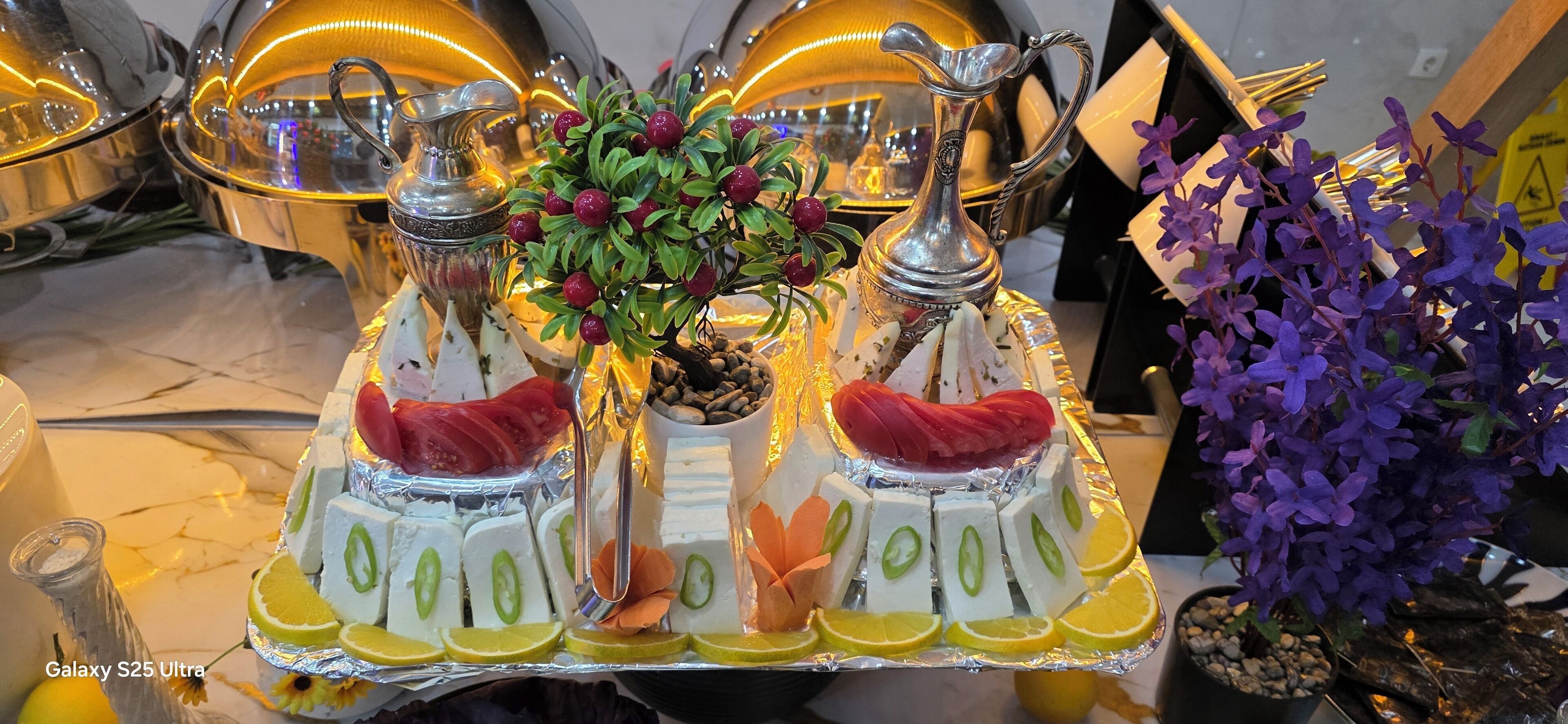 Una bandeja con diversos alimentos y elementos decorativos.
