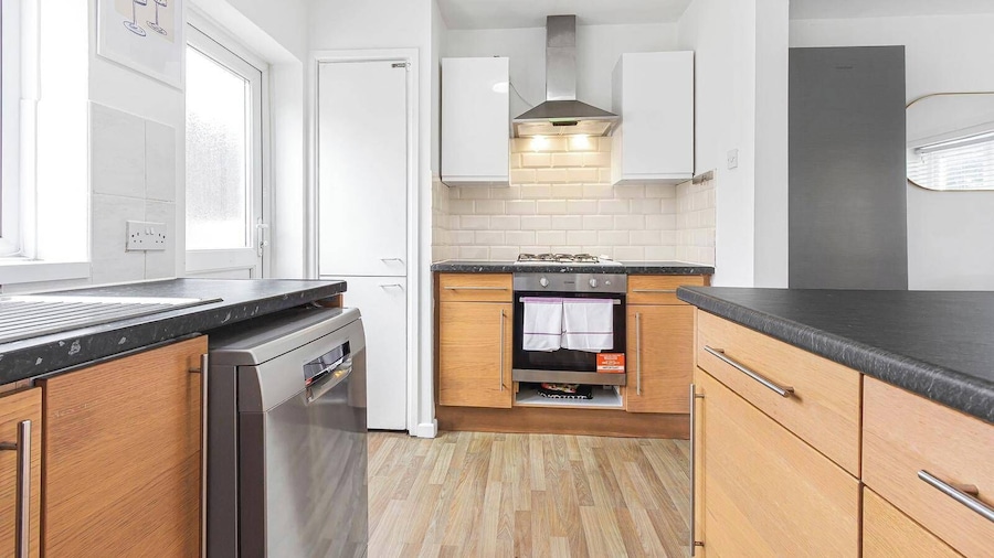 Spacious 3-bed House With car Park Near Heathrow