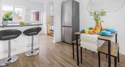 Spacious 3-bed House With car Park Near Heathrow