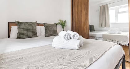 Spacious 3-bed House With car Park Near Heathrow