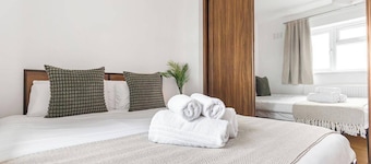 Spacious 3-bed House With car Park Near Heathrow