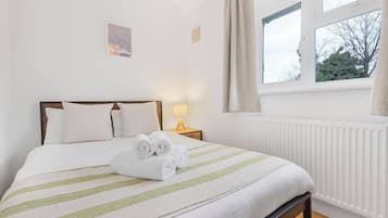 3 slaapkamers, een strijkplank/strijkijzer, gratis wifi, beddengoed