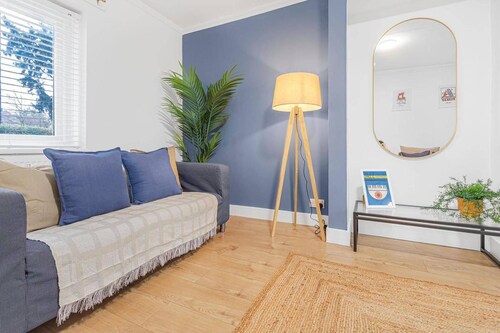 3 Bed House Sleeps 8 -near Heathrow -free Parking
