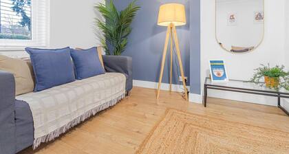 3 Bed House Sleeps 8 -near Heathrow -free Parking