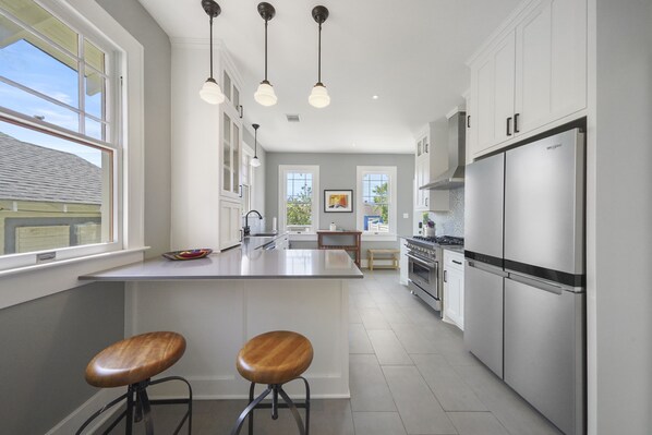 ثلاجة، ميكروويف، فرن، موقد طهي مسطح