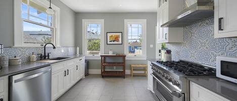 冷蔵庫、電子レンジ、オーブン、コンロ