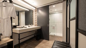 Habitación, 1 cama de matrimonio grande, vistas a la ciudad | Baño | Ducha, secador de pelo y toallas