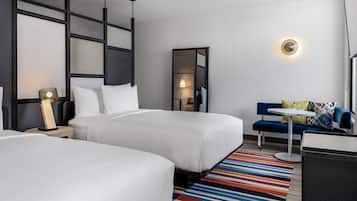 Zimmer, 2 Queen-Betten, Stadtblick | Individuell dekoriert, individuell eingerichtet, Schreibtisch