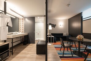 Shower, hair dryer, towels - Aloft by Marriott San Pedro Sula (San Pedro Sula)