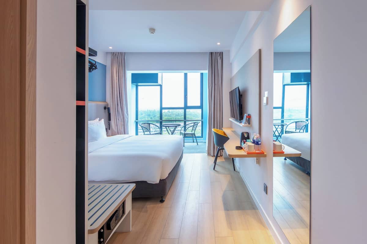 Standard Room, 1 King Bed, Balcony (High Floor)