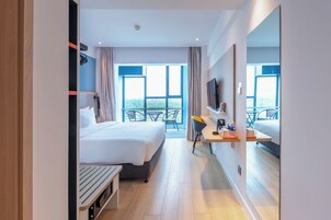 Standard-herbergi - 1 stórt tvíbreitt rúm - svalir (High Floor) | Öryggishólf í herbergi, myrkratjöld/-gardínur, hljóðeinangrun