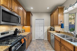 冰箱、微波炉、烤箱、炉灶