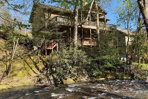 Condo w/ Creek, Golf & Mtn Views, Only 5 Steps to get in and Washer & Dryer!
