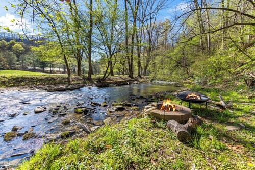 Condo w/ Creek, Golf & Mtn Views, Only 5 Steps to get in and Washer & Dryer!