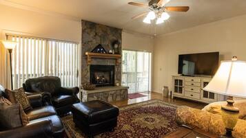 Smart TV, chimenea, reproductor de DVD y videoteca