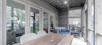 Lakeside Retreat at Lake Ripley - Swimming, Dock, Kayaks, & PONTOON RENTAL