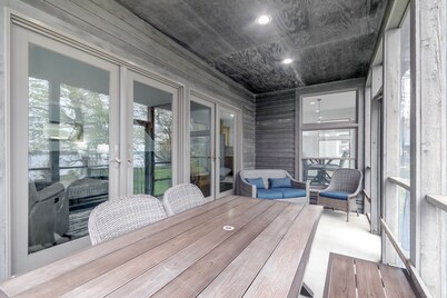 Lakeside Retreat at Lake Ripley - Swimming, Dock, Kayaks, & PONTOON RENTAL