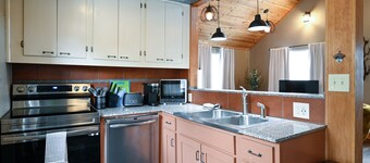 Charming Benson Home - Sleeps 5, Hot Tub!