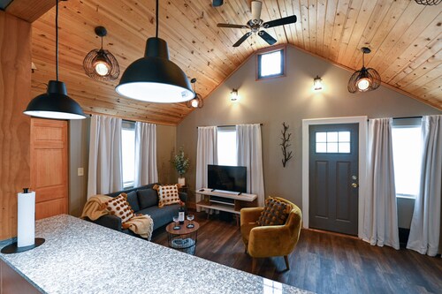Charming Benson Home - Sleeps 5, Hot Tub!