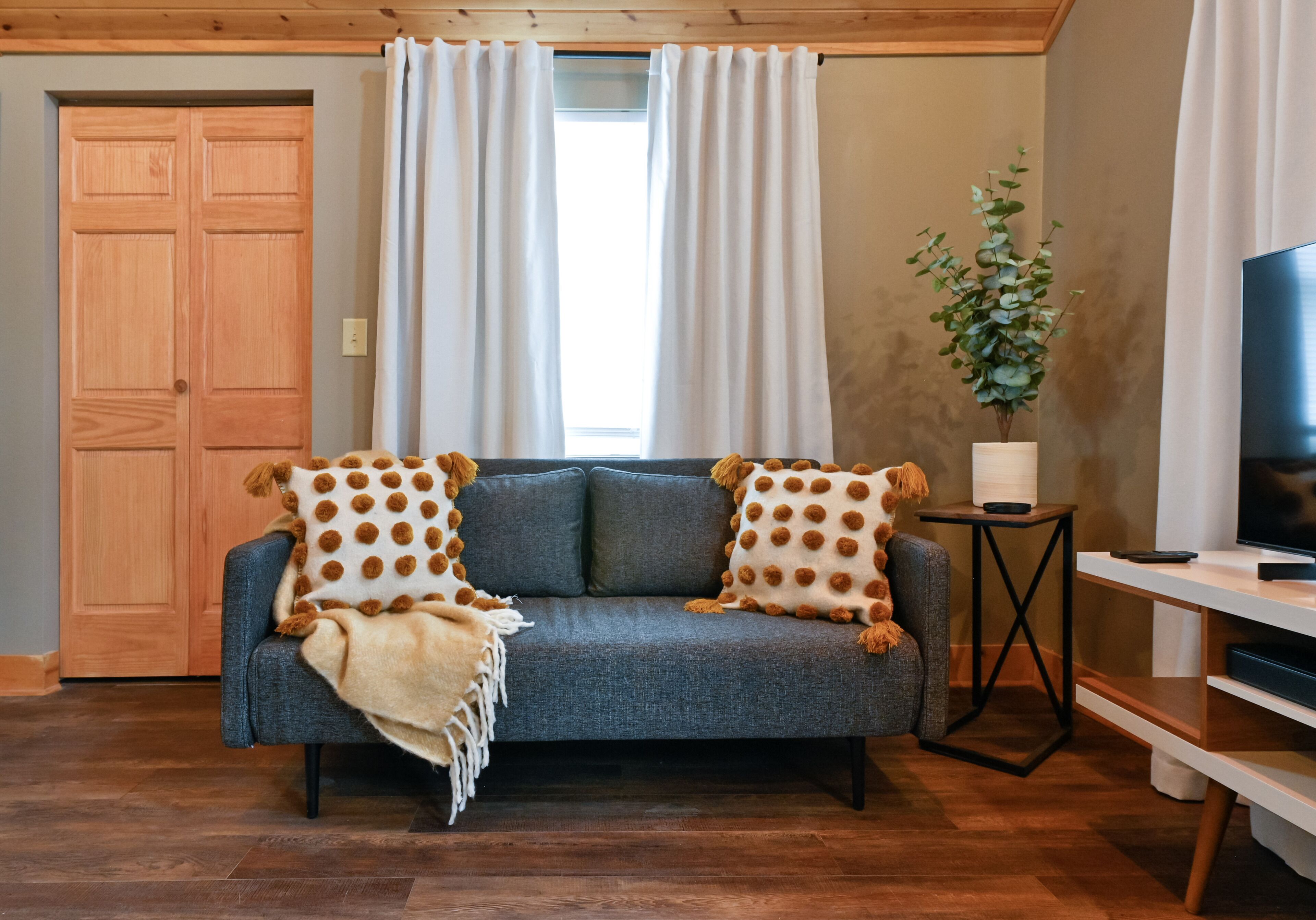 Charming Benson Home - Sleeps 5, Hot Tub!