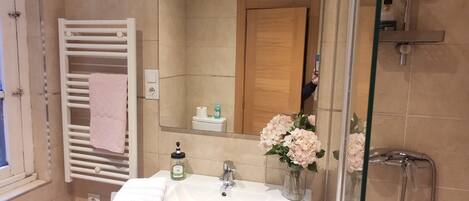 Sèche-cheveux, serviettes fournies, savon, shampoing
