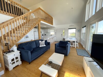 Rustico Cottage With Ocean Views, Access To Red Sand Beach!
