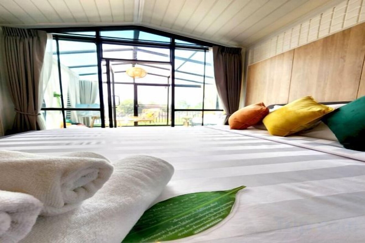 Desk, laptop workspace, WiFi (free), bed sheets