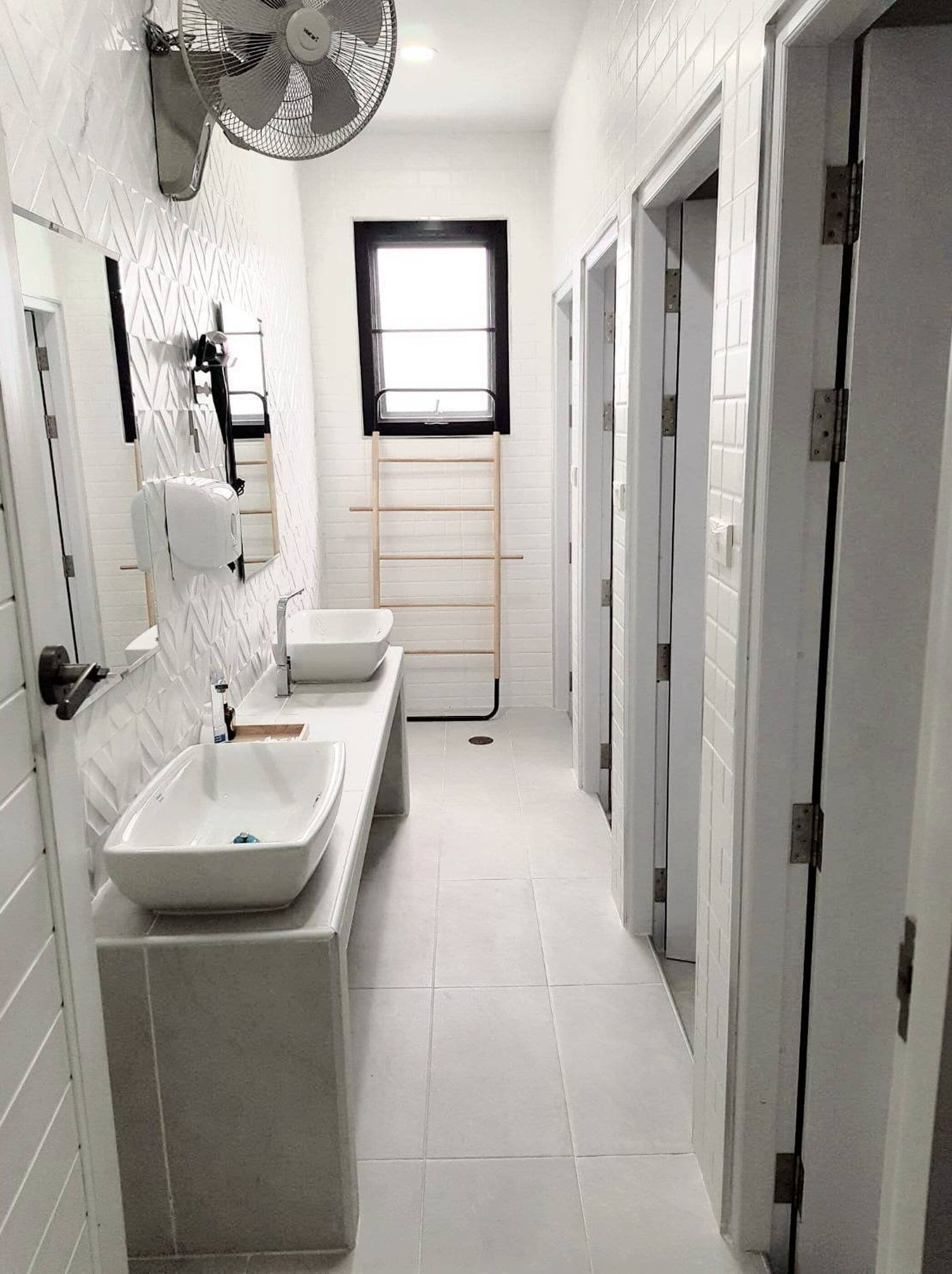 Capital O 75422 Million Pillows 