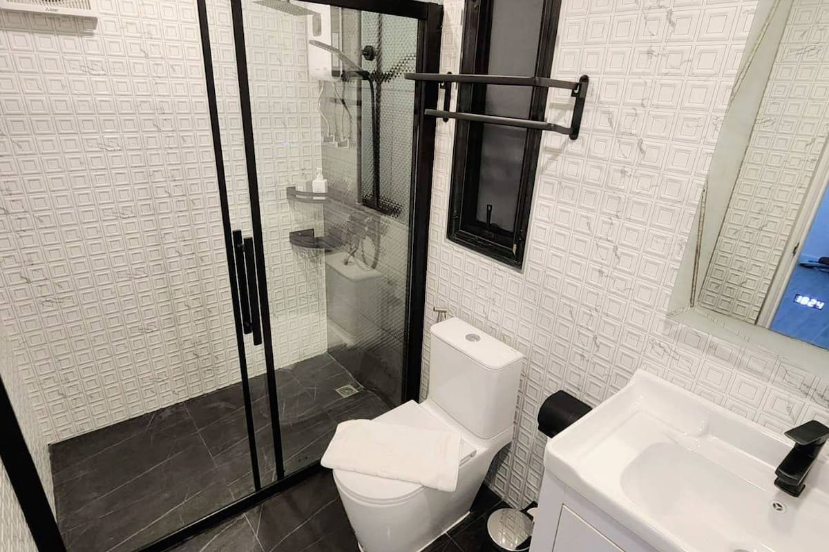 deluxe double room | bathroom | shower, rainfall showerhead, towels, soap