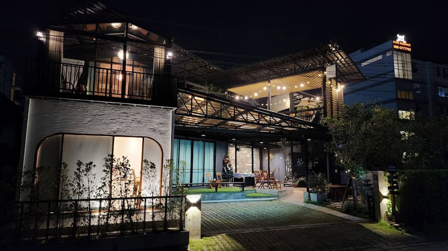 Capital O 75422 Million Pillows