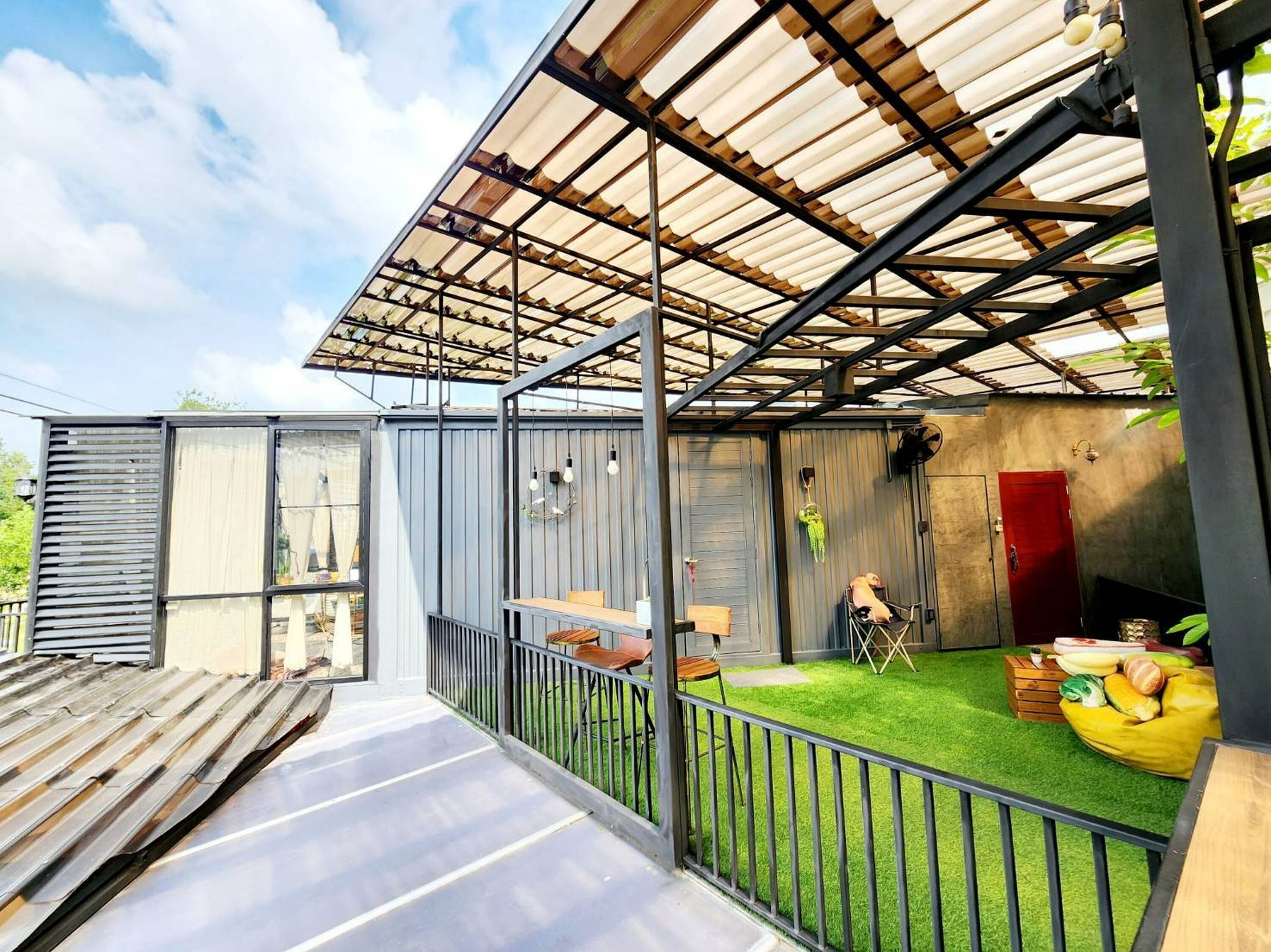 Capital O 75422 Million Pillows 