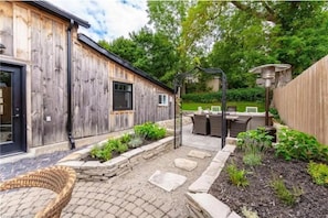 Outdoor dining - Elegant Home in Elora with Stylish Décor and Excellent Location (Elora)