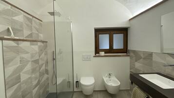 Dusche, Haartrockner, Bidet, Handtücher