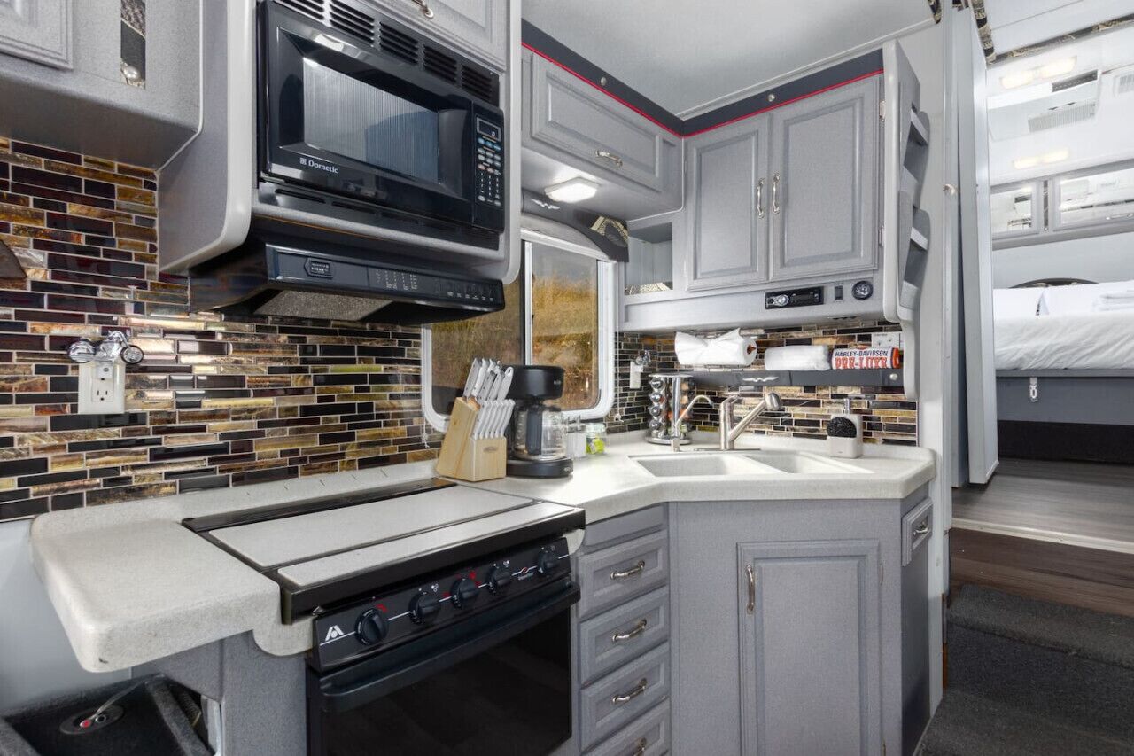 Frigorífico, microondas, horno y placa de cocina