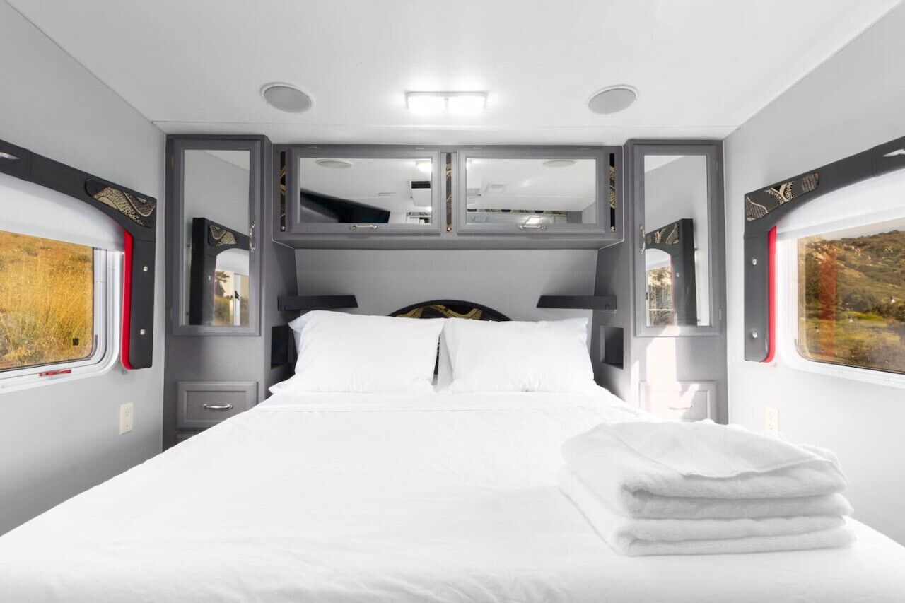 2 camere, una scrivania, ferro/asse da stiro, culla da viaggio