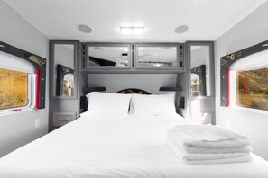 2 chambres, bureau, fer et planche à repasser, lit parapluie