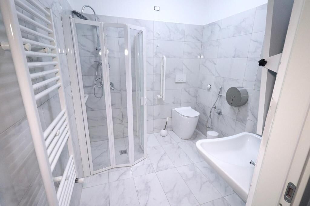 Comfort-Dreibettzimmer | Badezimmer | Kostenlose Toilettenartikel, Handtücher