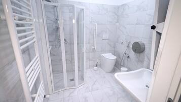 Comfort Triple Room | Bathroom | Free toiletries, towels