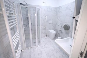Comfort Triple Room | Bathroom - affittacamere i due cavalieri (Turin)