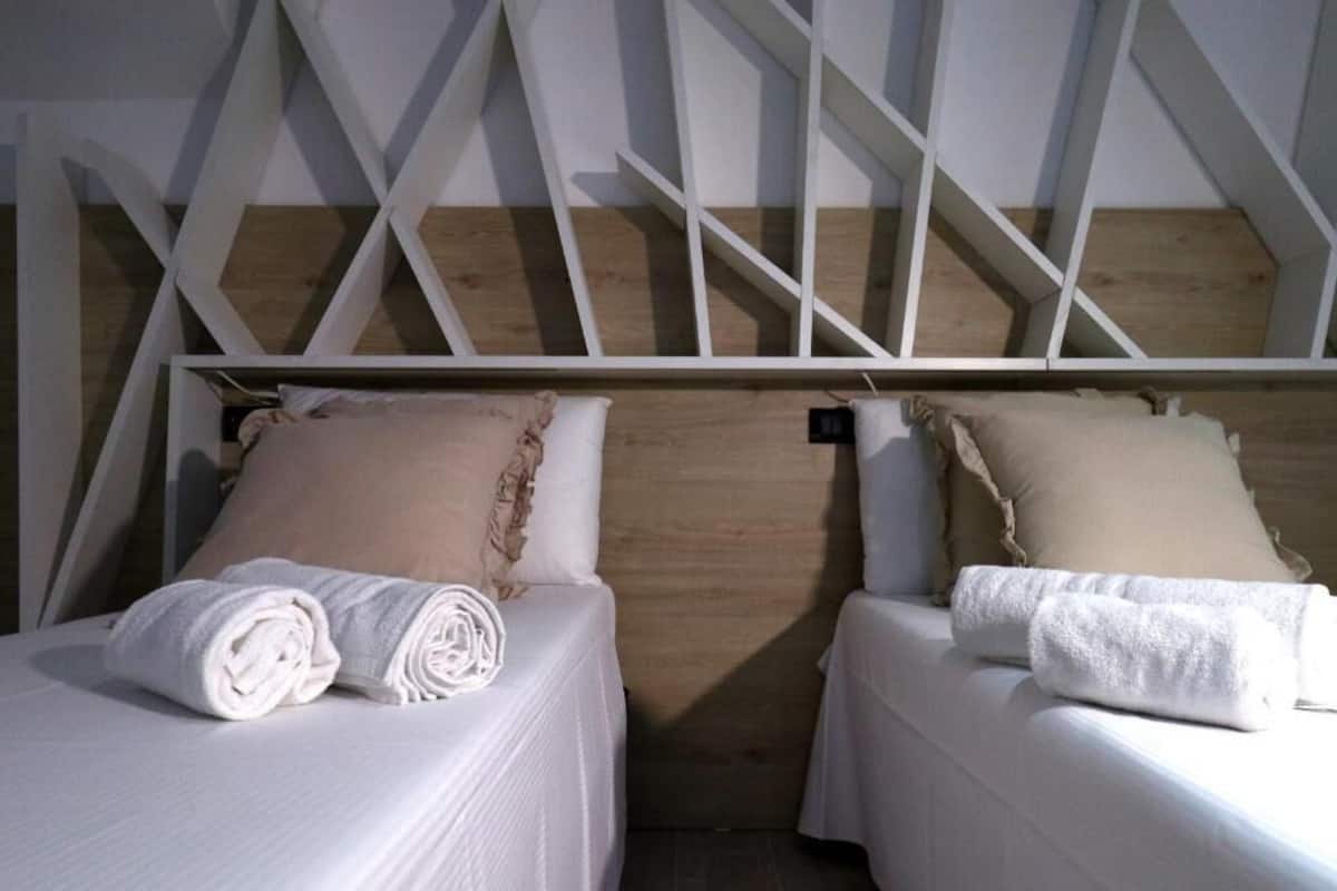 Habitación básica con 1 cama matrimonial o 2 individuales | Escritorio, espacio para trabajar con laptop y wifi gratis