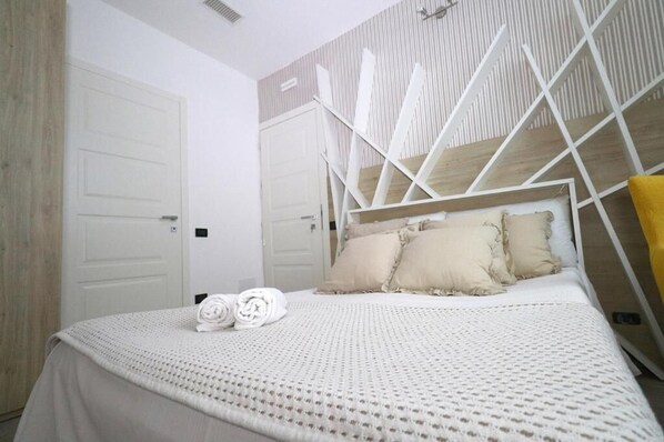 Business Double Room Single Use | Desk, laptop workspace, free WiFi - affittacamere i due cavalieri (Turin)