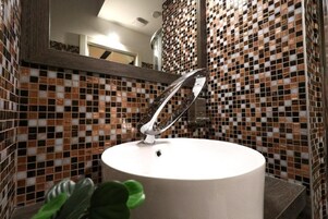 Habitación Deluxe | Baño | Artículos de higiene personal gratuitos y toallas