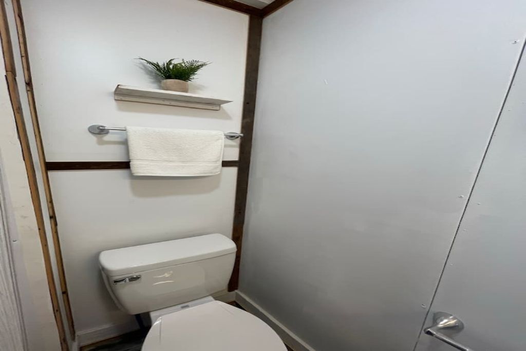 Cozy modern style home, sleep 8, all the amenities of home. 