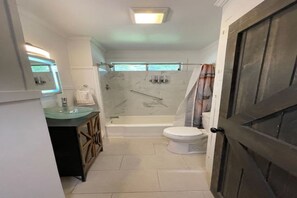 Hair dryer, towels, soap, shampoo - Cozy modern style home, sleep 8, all the amenities of home.  (Sylvania)