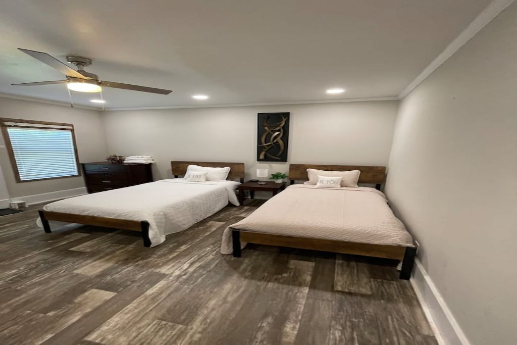 2 habitaciones, escritorio, tabla de planchar con plancha y wifi gratis 