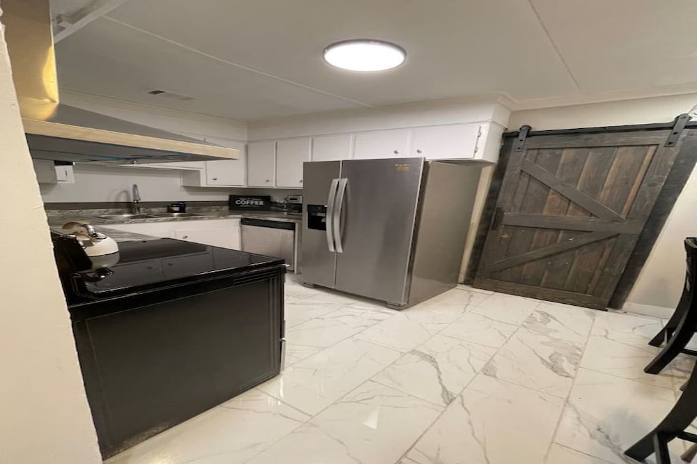 Cozy modern style home, sleep 8, all the amenities of home.